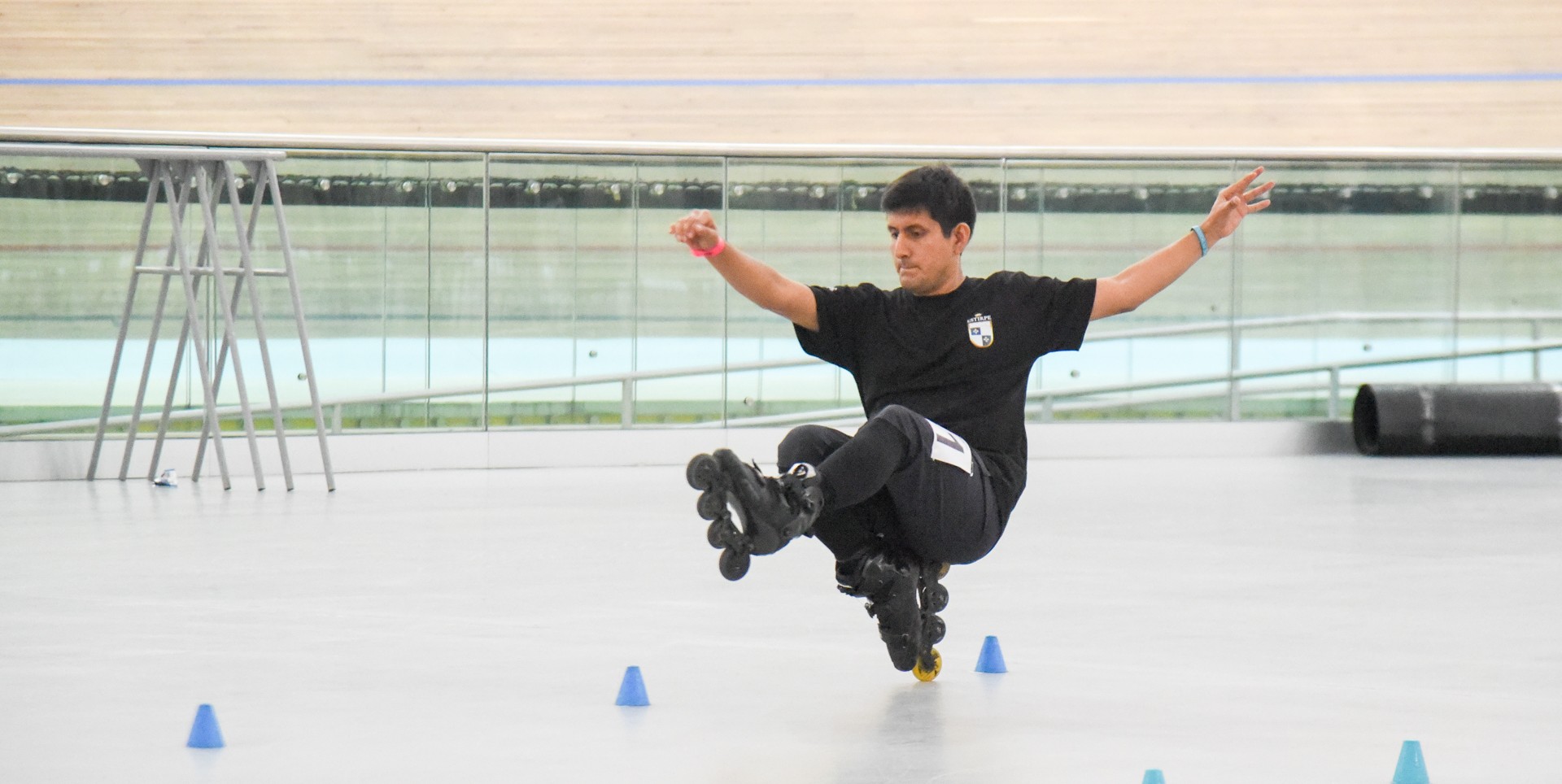 Patinador de Inline Freestyle compitiendo en un evento de la Federación Peruana de Patinaje